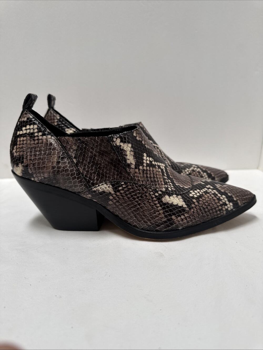 Vince Camuto Snakeskin Ankle Bootie 8 M 38.5 Women’s